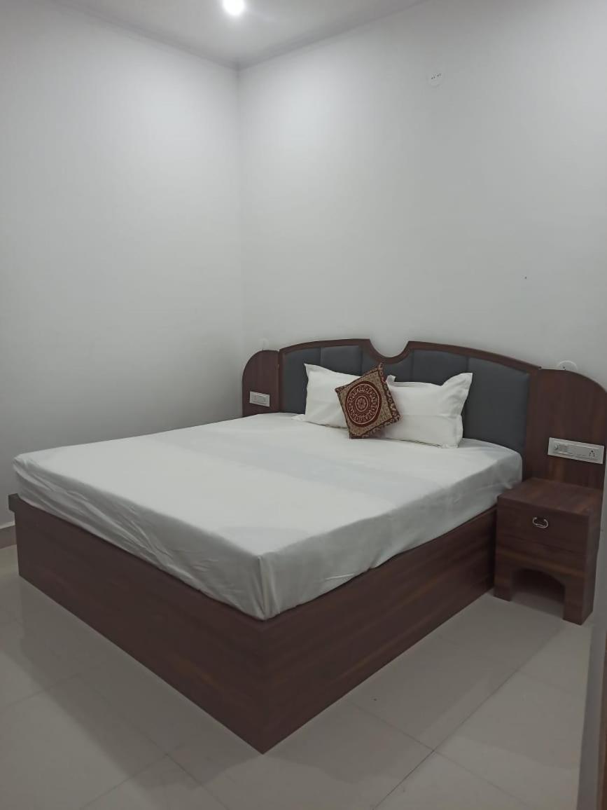 Abhiram Homestay Кхаджурахо Экстерьер фото